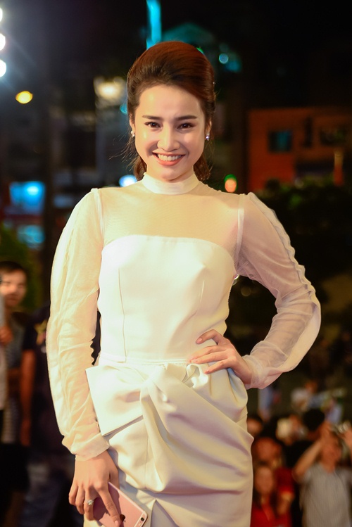 Nhã Phương, Trấn Thành "lẻ bóng" trên thảm đỏ VTV Awards - 1