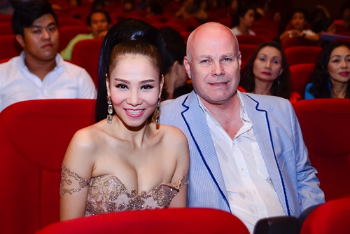 Nhã Phương, Trấn Thành "lẻ bóng" trên thảm đỏ VTV Awards - 4