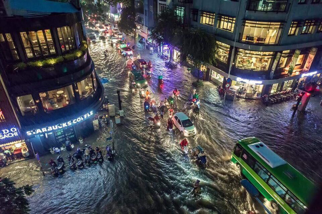 Những hình ảnh khó quên với người Sài Gòn trong trận mưa lịch sử ngày 26/9 - Ảnh 1.