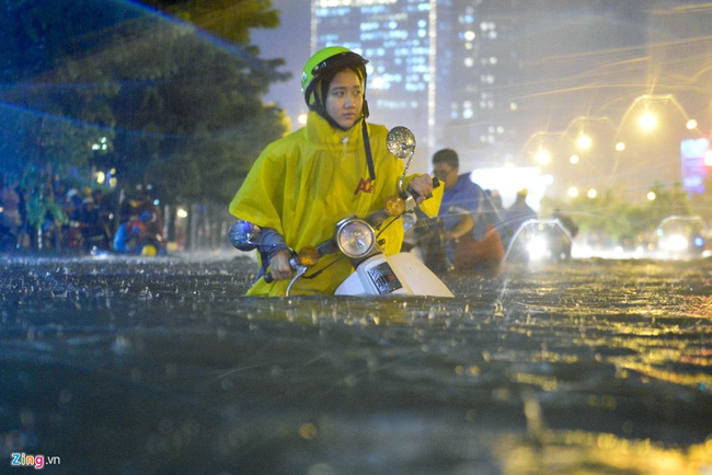 Những hình ảnh khó quên với người Sài Gòn trong trận mưa lịch sử ngày 26/9 - Ảnh 10.