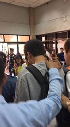 Park Bo Gum hết hồn khi bị fan Philippines luồn tay vào áo tại sân bay - Ảnh 3.