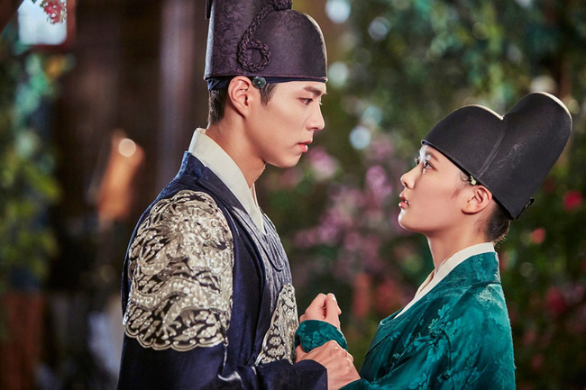 Park Bo Gum - Kim Yoo Jung cùng check-out khỏi khách sạn, thân thiết bên nhau tại sân bay - Ảnh 4.