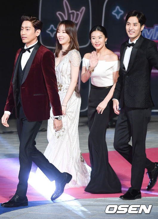 Thảm đỏ tvN10 Awards: Dàn sao Reply gây bão tái ngộ, các mỹ nhân thi nhau khoe vòng một gợi cảm - Ảnh 9.