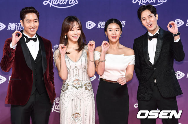 Thảm đỏ tvN10 Awards: Dàn sao Reply gây bão tái ngộ, các mỹ nhân thi nhau khoe vòng một gợi cảm - Ảnh 10.