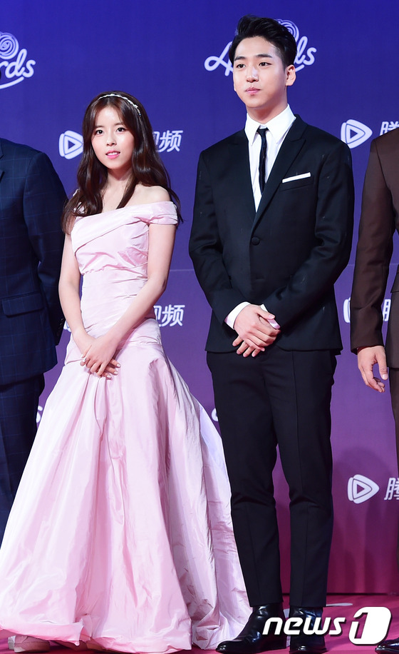 Thảm đỏ tvN10 Awards: Dàn sao Reply gây bão tái ngộ, các mỹ nhân thi nhau khoe vòng một gợi cảm - Ảnh 14.