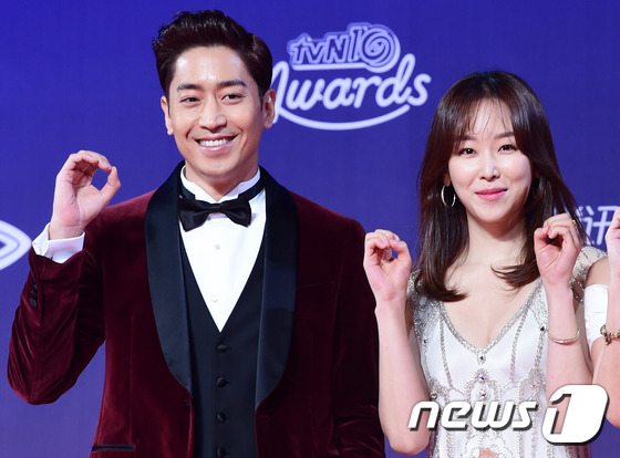 Thảm đỏ tvN10 Awards: Dàn sao Reply gây bão tái ngộ, các mỹ nhân thi nhau khoe vòng một gợi cảm - Ảnh 11.