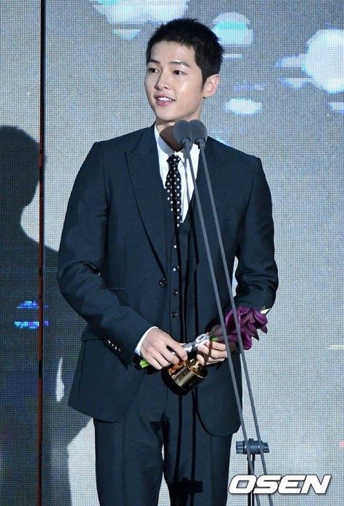 Song Hye Kyo vắng bóng, Song Joong Ki nhận giải thưởng lớn - 3