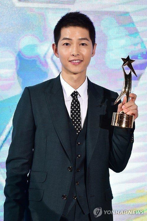 Song Hye Kyo vắng bóng, Song Joong Ki nhận giải thưởng lớn - 2