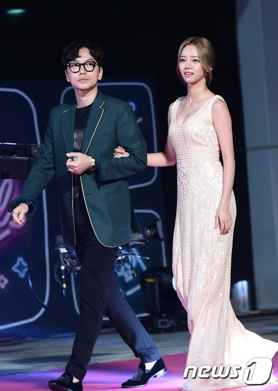 Thảm đỏ tvN10 Awards: Dàn sao Reply gây bão tái ngộ, các mỹ nhân thi nhau khoe vòng một gợi cảm - Ảnh 2.