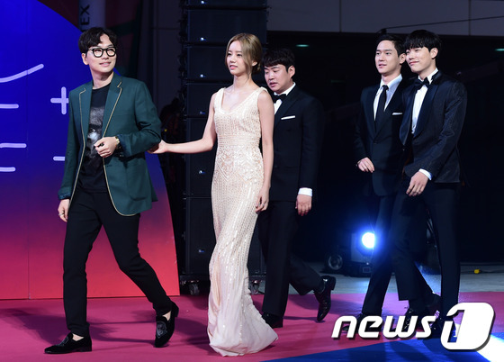 Thảm đỏ tvN10 Awards: Dàn sao Reply gây bão tái ngộ, các mỹ nhân thi nhau khoe vòng một gợi cảm - Ảnh 1.