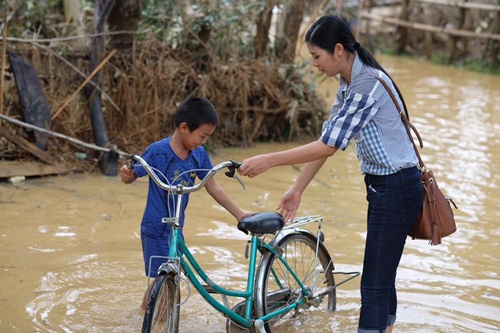 Ngọc Hân bỏ sinh nhật mẹ để đến Hà Tĩnh cứu trợ đồng bào vùng lũ - 4