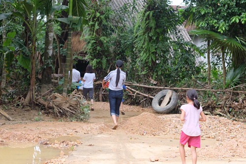 Ngọc Hân bỏ sinh nhật mẹ để đến Hà Tĩnh cứu trợ đồng bào vùng lũ - 6