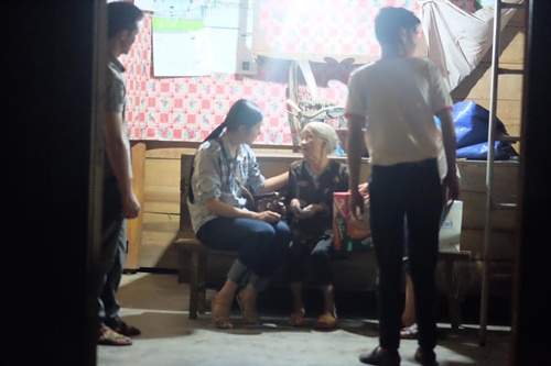 Ngọc Hân bỏ sinh nhật mẹ để đến Hà Tĩnh cứu trợ đồng bào vùng lũ - 8