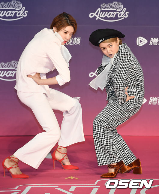 Thảm đỏ tvN10 Awards: Dàn sao Reply gây bão tái ngộ, các mỹ nhân thi nhau khoe vòng một gợi cảm - Ảnh 23.
