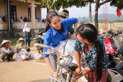 Phạm Hương mặc áo xanh tình nguyện, mang nụ cười ấm áp đến miền Trung - 12