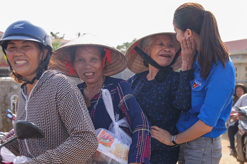 Phạm Hương mặc áo xanh tình nguyện, mang nụ cười ấm áp đến miền Trung - 14