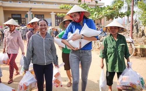 Phạm Hương mặc áo xanh tình nguyện, mang nụ cười ấm áp đến miền Trung - 15