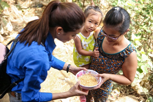 Phạm Hương mặc áo xanh tình nguyện, mang nụ cười ấm áp đến miền Trung - 3