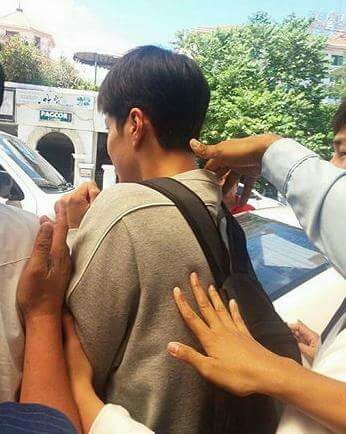 Park Bo Gum hết hồn khi bị fan Philippines luồn tay vào áo tại sân bay - Ảnh 2.