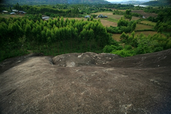 Đến Buôn Ma Thuột chinh phục tảng đá nguyên khối lớn nhất Việt Nam
