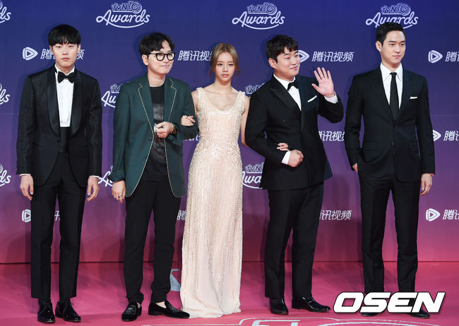 Thảm đỏ tvN10 Awards: Dàn sao Reply gây bão tái ngộ, các mỹ nhân thi nhau khoe vòng một gợi cảm - Ảnh 5.