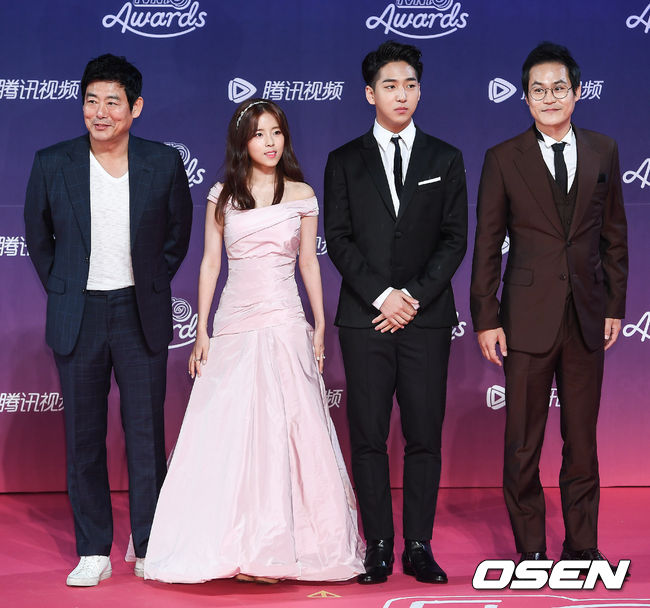 Thảm đỏ tvN10 Awards: Dàn sao Reply gây bão tái ngộ, các mỹ nhân thi nhau khoe vòng một gợi cảm - Ảnh 15.