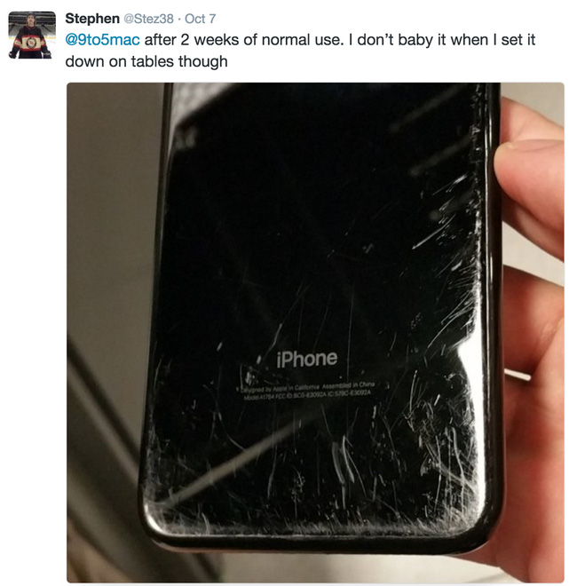 Chỉ sau 2 tuần sử dụng, iPhone đen bóng đã tàn phai nhan sắc đến kinh tởm như thế này - Ảnh 2.