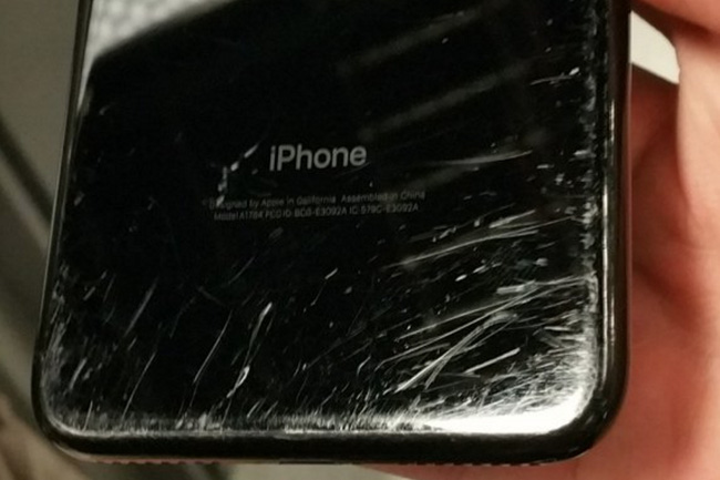 Chỉ sau 2 tuần sử dụng, iPhone đen bóng đã tàn phai nhan sắc đến kinh tởm như thế này - Ảnh 3.