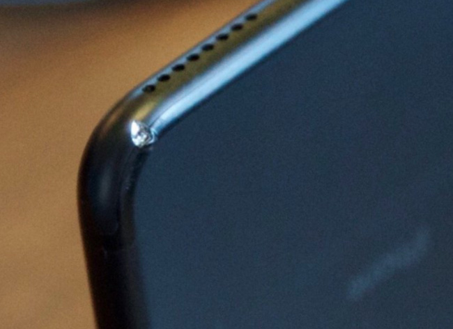 Chỉ sau 2 tuần sử dụng, iPhone đen bóng đã tàn phai nhan sắc đến kinh tởm như thế này - Ảnh 4.