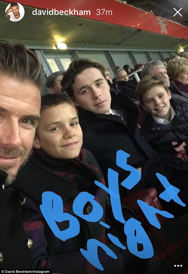 Beckham cùng 3 quý tử trong một khung ảnh: Ai là người đẹp trai nhất nhà? - Ảnh 1.