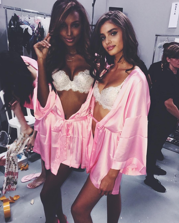 Hé lộ loạt ảnh hậu trường nóng bỏng Victoria's Secret show 2016