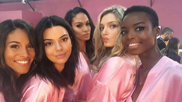 Hé lộ loạt ảnh hậu trường nóng bỏng Victoria's Secret show 2016