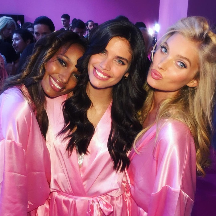 Hé lộ loạt ảnh hậu trường nóng bỏng Victoria's Secret show 2016