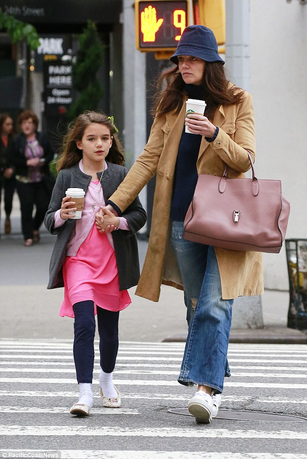 Suri Cruise - Thiên thần nhí một thời ngày càng luộm thuộm và mất vẻ đáng yêu - Ảnh 33.