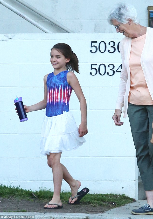 Suri Cruise - Thiên thần nhí một thời ngày càng luộm thuộm và mất vẻ đáng yêu - Ảnh 32.