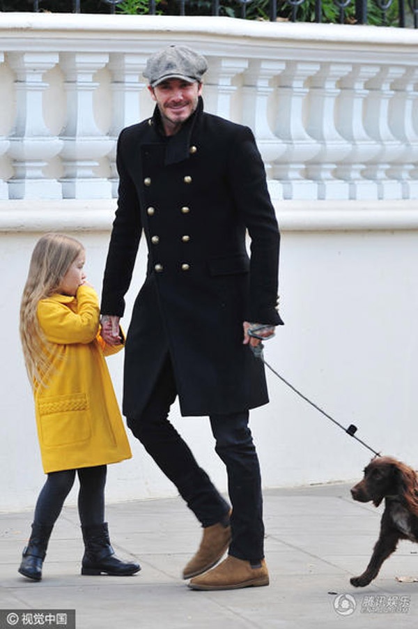 Beckham và con gái Harper tay trong tay đốn tim người hâm mộ