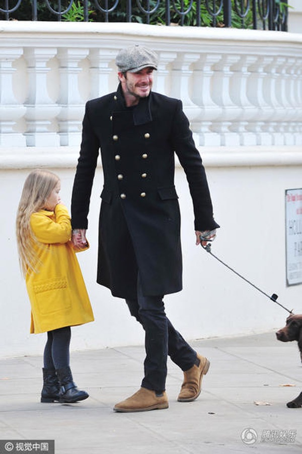 Beckham và con gái Harper tay trong tay đốn tim người hâm mộ