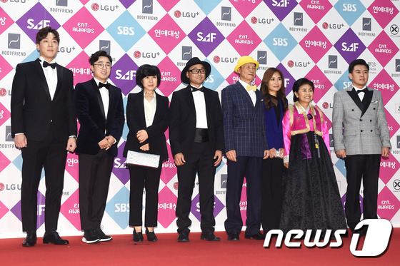 Thảm đỏ SBS Entertainment Awards: Running Man lần đầu xuất hiện, Seolhyun lột xác bên dàn mỹ nhân - Ảnh 22.
