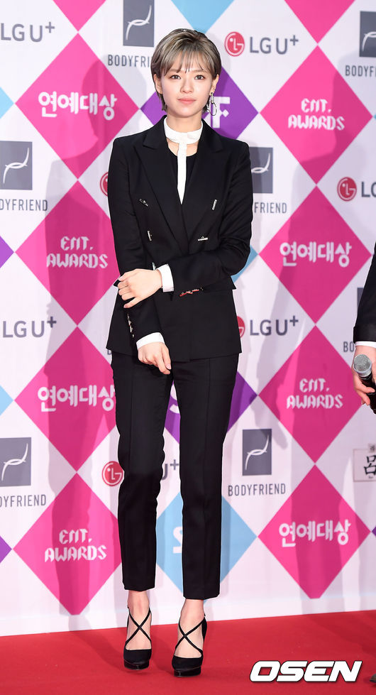 Thảm đỏ SBS Entertainment Awards: Running Man lần đầu xuất hiện, Seolhyun lột xác bên dàn mỹ nhân - Ảnh 16.