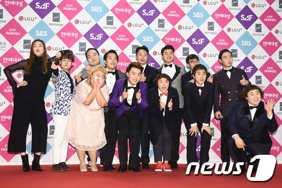 Thảm đỏ SBS Entertainment Awards: Running Man lần đầu xuất hiện, Seolhyun lột xác bên dàn mỹ nhân - Ảnh 28.