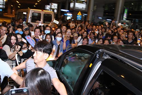 Yesung (Super Junior) đội mũ, bịt mặt vượt vòng vây hàng trăm fan Việt - 8