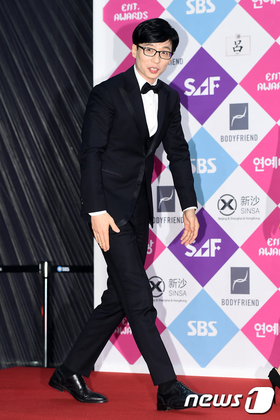 Thảm đỏ SBS Entertainment Awards: Running Man lần đầu xuất hiện, Seolhyun lột xác bên dàn mỹ nhân - Ảnh 1.