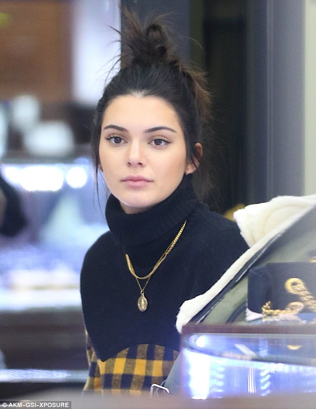 Kendall Jenner xinh như thiên thần đi mua sắm cùng bạn trai tin đồn - Ảnh 5.