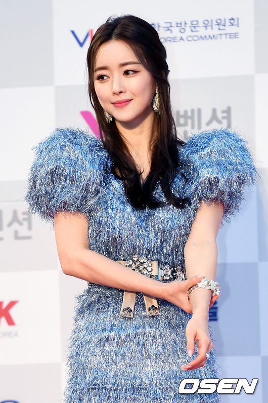 Thảm đỏ Seoul Music Awards: Phạm Băng Băng Hàn Quốc mặc sến vẫn đủ lấn át loạt mỹ nhân Kpop - Ảnh 2.