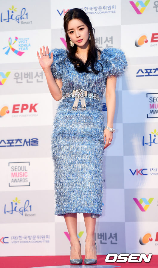 Thảm đỏ Seoul Music Awards: Phạm Băng Băng Hàn Quốc mặc sến vẫn đủ lấn át loạt mỹ nhân Kpop - Ảnh 1.