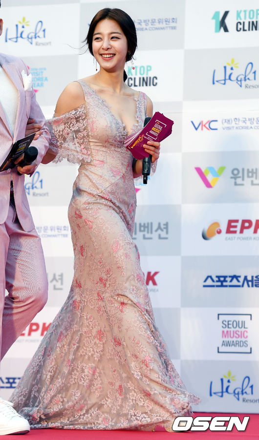 Thảm đỏ Seoul Music Awards: Phạm Băng Băng Hàn Quốc mặc sến vẫn đủ lấn át loạt mỹ nhân Kpop - Ảnh 8.