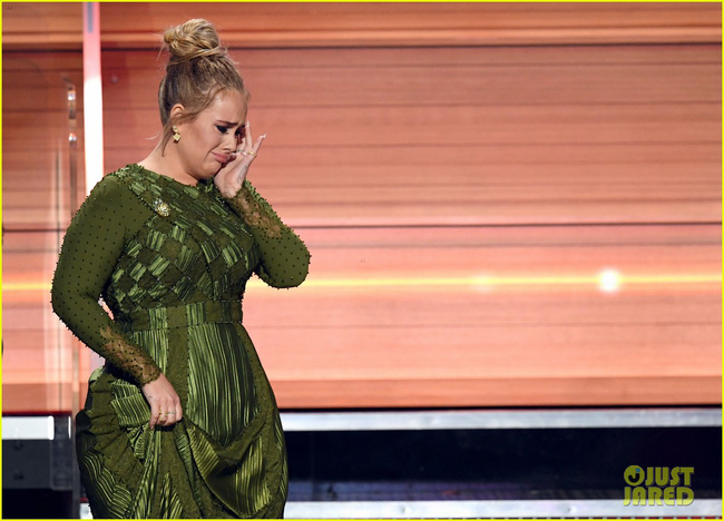 Adele khóc khi nhận giải vì cảm thấy Beyoncé mới là người xứng đáng - Ảnh 1.
