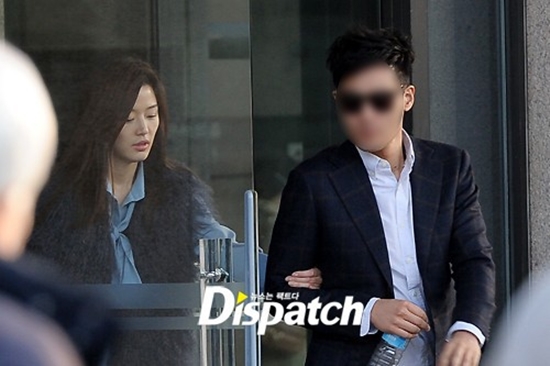 Mợ chảnh Jeon Ji Hyun gây tranh cãi khi mặc đồ sang chảnh đi mua sắm cùng chồng CEO - Ảnh 4.