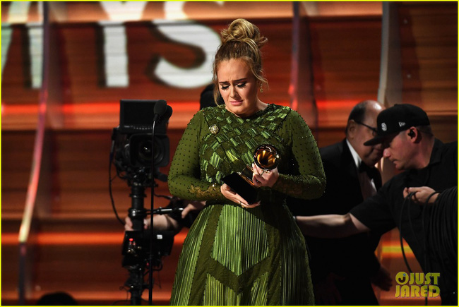 Adele khóc khi nhận giải vì cảm thấy Beyoncé mới là người xứng đáng - Ảnh 2.