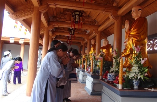 Du xuân cầu an ở những ngôi chùa linh thiêng miền Trung